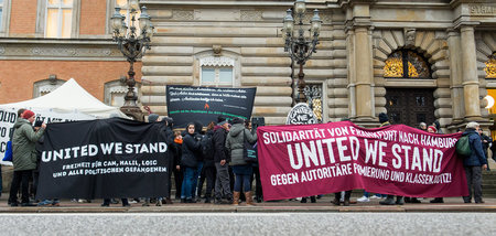 Solidarisch gegen Klassenjustiz: Protest zu Prozessbeginn vor de...