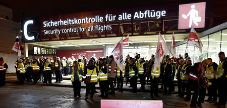 Streikendes Sicherheitspersonal am Flughafen Berlin-Schönefeld (...