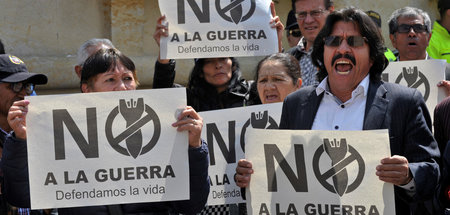 In Bogotá demonstrierten am Montag Friedensaktivisten gegen die ...