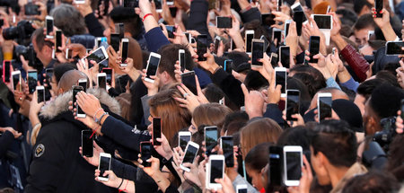 Immer schön kommunizieren: Das Smartphone ist nach Dirk van Laak... Immer schön kommunizieren: Das Smartphone ist nach Dirk van Laak...