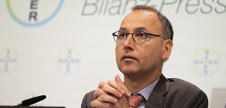Bayer-Vorstandschef Werner Baumann sucht auf der Jahrespressekon... Bayer-Vorstandschef Werner Baumann sucht auf der Jahrespressekon...