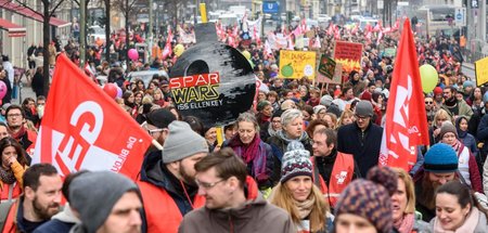 Demonstration von etwa 10.000 Beschäftigen des Landes Berlin am ... Demonstration von etwa 10.000 Beschäftigen des Landes Berlin am ...