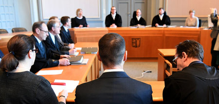 Prozess_um_Waffenlie_60454377.jpg