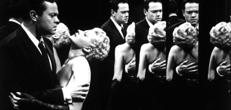 Michael O’Hara (Orson Welles) stellt seine Exgeliebte Elsa Banni...