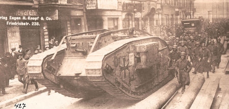 Belagerung Berlins: Regierungstruppen hinter einem »Tank« in der...
