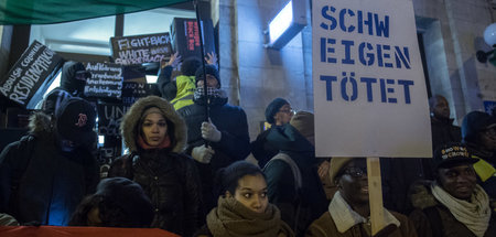 Teilnehmer einer Demonstration in Gedenken an Oury Jalloh haben ...