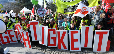 Warnstreik vor Beginn der dritten Runde der Tarifverhandlungen (... Warnstreik vor Beginn der dritten Runde der Tarifverhandlungen (...