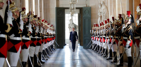 Monarch im Maßanzug: Emmanuel Macron auf dem Weg zu einer Rede v...