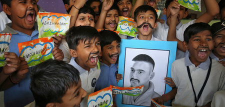 Indische Schüler feiern am Freitag in Ahmedabad die Freilassung ...