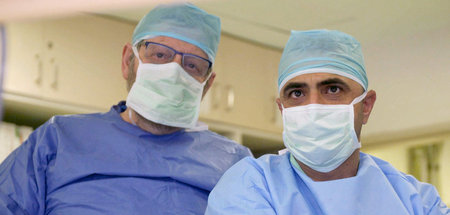 Dr. Ibrahim Abu Zahira (re.) und Dr. Rein (li.) im OP des Hadass