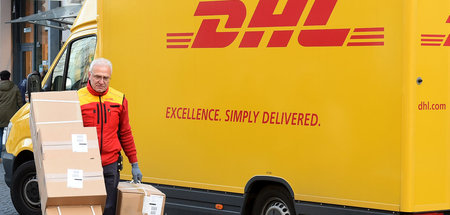 Paketzusteller während Auslieferung in Braunschweig (21.12.2016)