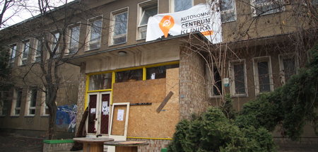 Entrance_of_Klinika_center_in_Žižkov,_Prague.jpg