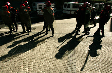 Aufzug von polizeilichen Spezialtruppen zur »Aufstandsbekämpfung... Aufzug von polizeilichen Spezialtruppen zur »Aufstandsbekämpfung...