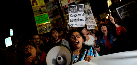 »Verurteilt den kriminellen Franquismus!« – Demonstranten in Mad... »Verurteilt den kriminellen Franquismus!« – Demonstranten in Mad...