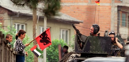 Deutsche KFOR--Soldaten 1999 im Süden des Kosovo