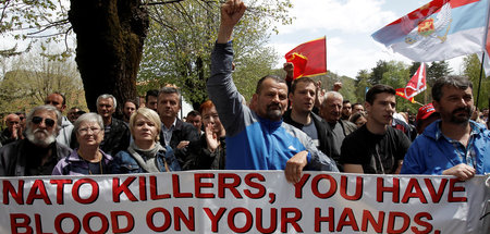 Protest gegen den NATO-Anschluss Montenegros am 28. April 2017 i...