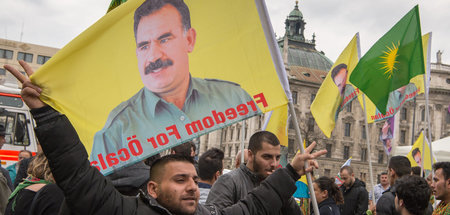 Auch das Porträt des PKK-Gründers Abdullah Öcalan wird mitunter ...