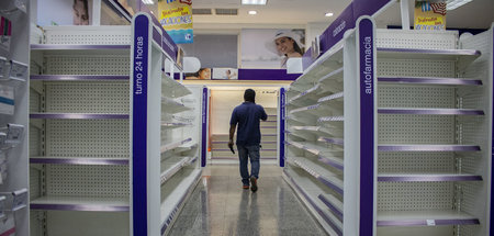 Leere Regale in einer Apotheke in Caracas: Die Einfuhr von Medik...
