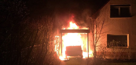 Das brennende Auto des Linken-Bezirkspolitikers Ferat Kocak am 1...