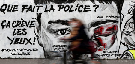 »Was macht die Polizei? Das ist offensichtlich!«: Ein Graffito i...
