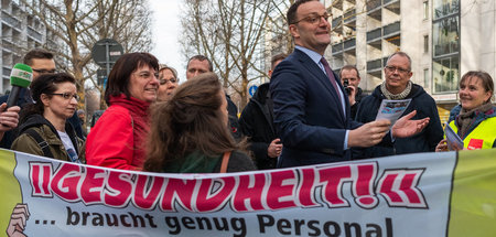Minister in Bedrängnis: Jens Spahn wird in Dresden von Demonstra... Minister in Bedrängnis: Jens Spahn wird in Dresden von Demonstra...