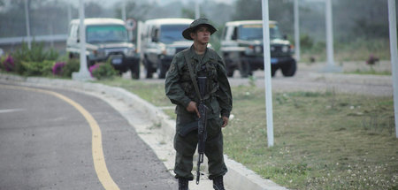 Gehört nicht zu den wenigen Deserteuren: Venezolanischer Soldat ...