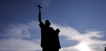 Dunkle Gestalt: Bonifatius grüßt in Fulda