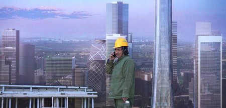 Zweimal hinschauen: Bauarbeiter vor einem Poster in Beijing (4.2...