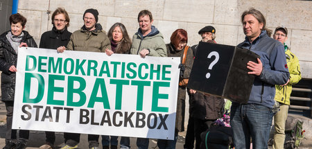 Mitglieder des Berliner Energietischs protestieren gegen nicht-ö...