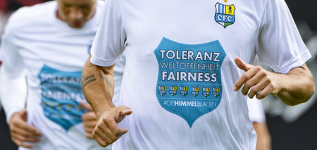 »Botschaften, egal welcher Art« (CFC-Aufwärmtrikots im September...