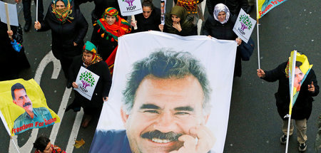 Bilder des eingesperrten PKK-Vorsitzenden Abdullah Öcalan auf ei...