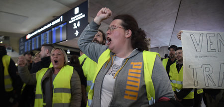 »Gelbwesten« protestieren gegen die Privatisierungspläne der Reg... »Gelbwesten« protestieren gegen die Privatisierungspläne der Reg...
