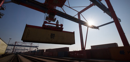 Weniger Waren werden in Hamburg auf Schiffe verladen, um sie ins... Weniger Waren werden in Hamburg auf Schiffe verladen, um sie ins...