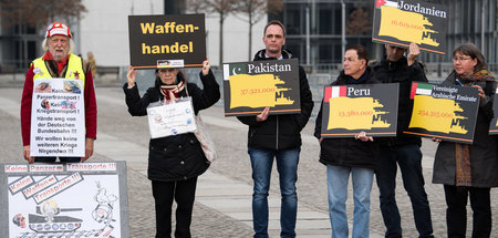»Aktion Aufschrei – stoppt den Waffenhandel«: Demo vor dem Deuts...