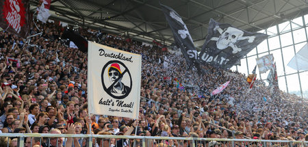 Gilt in jeder Liga: LKA-»Hutbürger«-Transpi beim FC St. Pauli, S... Gilt in jeder Liga: LKA-»Hutbürger«-Transpi beim FC St. Pauli, S...