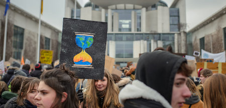 Schüler und Studierende demonstrieren vor dem Kanzleramt für ein...