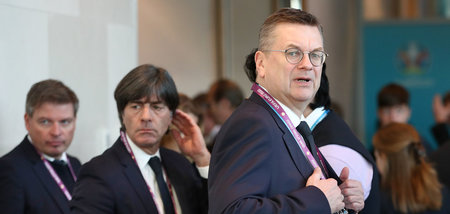 DFB-Präsident Reinhard Grindel (r.)