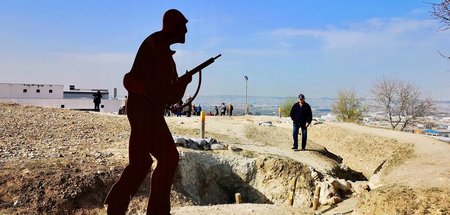 Lebendige Erinnerung: Soldat aus Metall inmitten der noch vorhan...