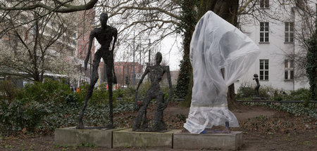 Drei von künftig sieben: Die Plastik »Der Denker« (rechts) von S...