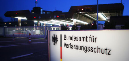 Wer schützt die Verfassung vor ihren Schützern? Die hier nicht: ...