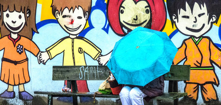 Obdachlose Frau, durch Loch in der Mitte ihres Regenschirms die ...