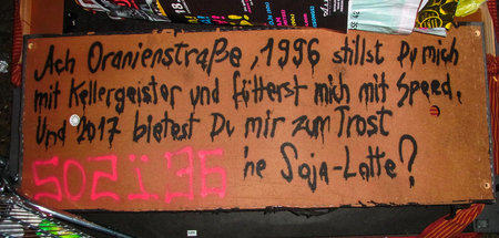 Kreuzberger Graffiti Writer, der Sperrm¸ll im Straﬂenland mit pr...
