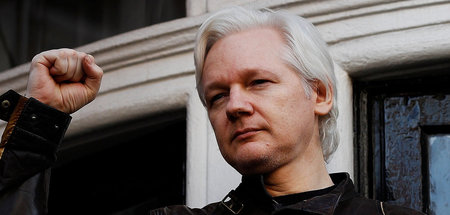 Niemals aufgeben: Julian Assange auf dem Balkon der Botschaft Ec...