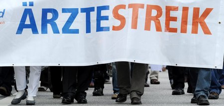 Auch Ärzte können streiken. Hier bei einem Protestmarsch in der ...