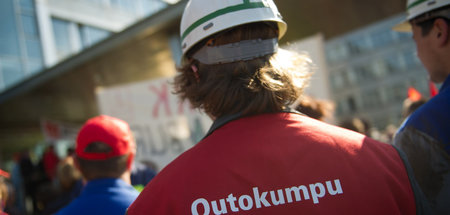 Metallarbeiter von Outokumpu Nirosta und Thyssen-Krupp Nirosta d...