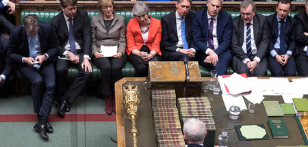 Premierministerin Theresa May (M.) lauscht gebannt den Worten de...