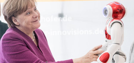 Tastend auf Neuland: Kanzlerin Angela Merkel während einer Visit...