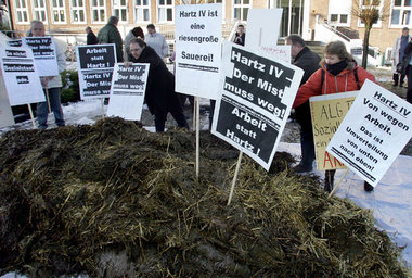 Viele Menschen gehen gegen die entwürdigenden »Hartz-IV«-Gesetze...