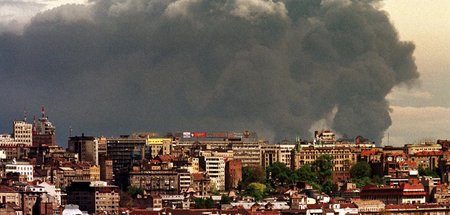 18. April 1999: Nach Bombardierung der Chemiefabrik in Pancevo d...