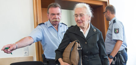 Die derzeit inhaftierte Holocaustleugnerin Ursula Haverbeck trit...